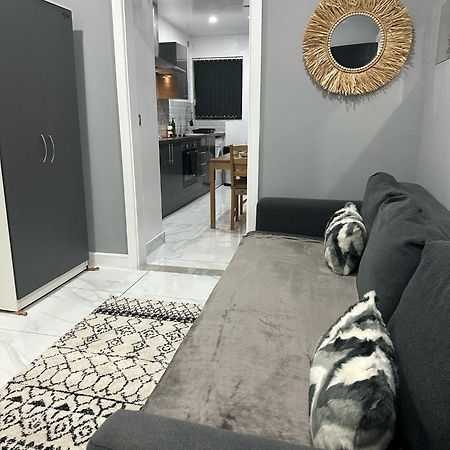 2 Bedroom Flat With Hot Tub Cardiff Bagian luar foto