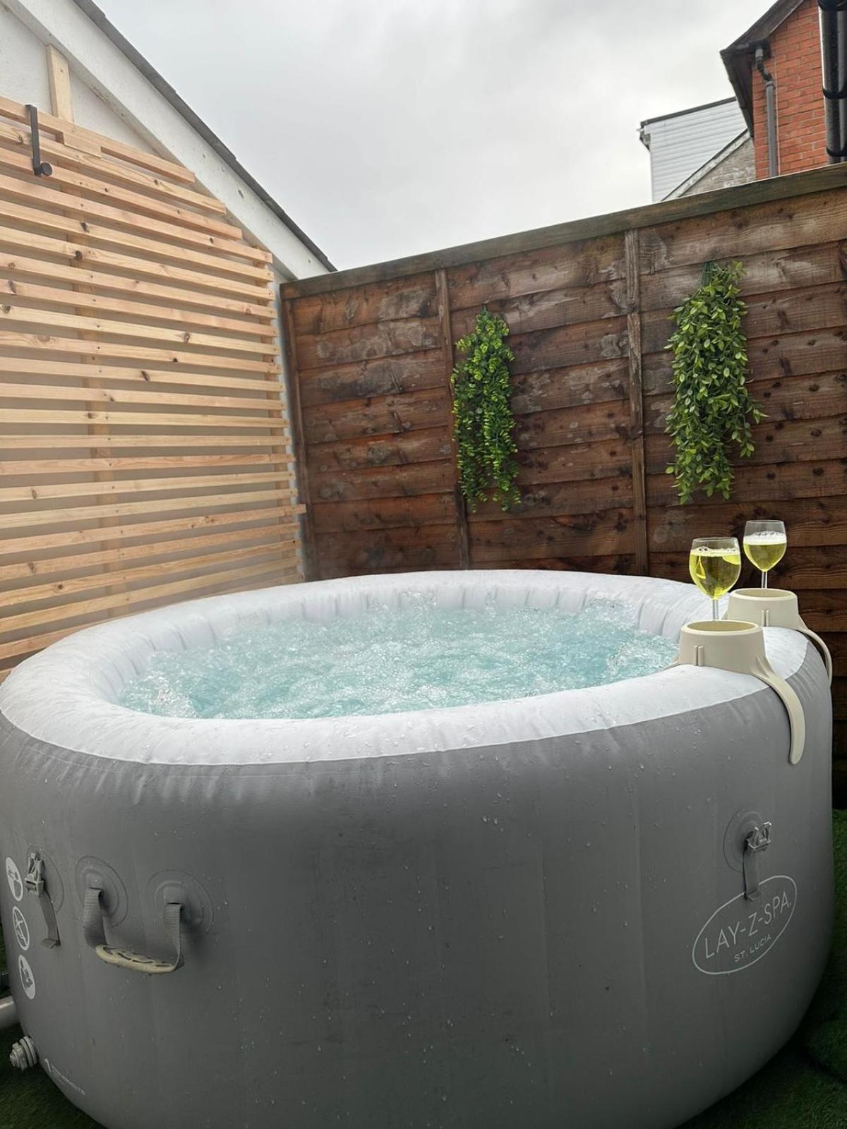 2 Bedroom Flat With Hot Tub Cardiff Bagian luar foto