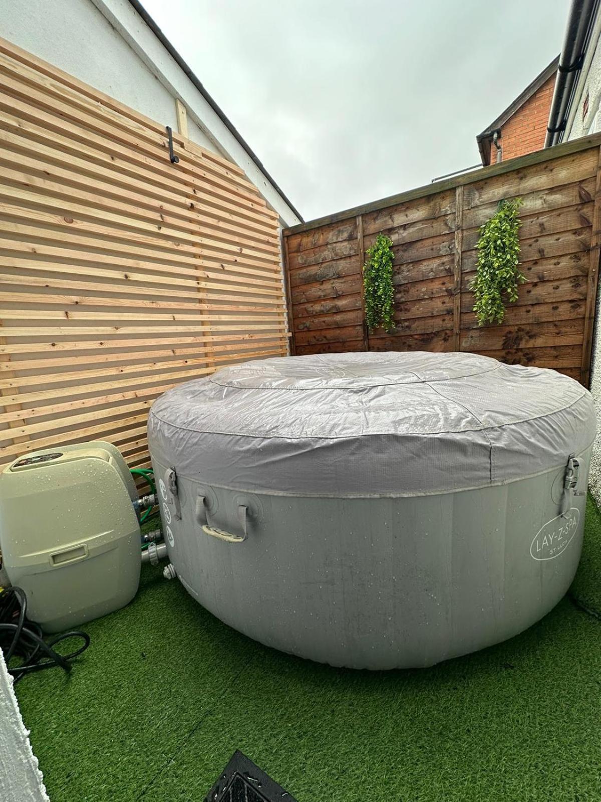 2 Bedroom Flat With Hot Tub Cardiff Bagian luar foto