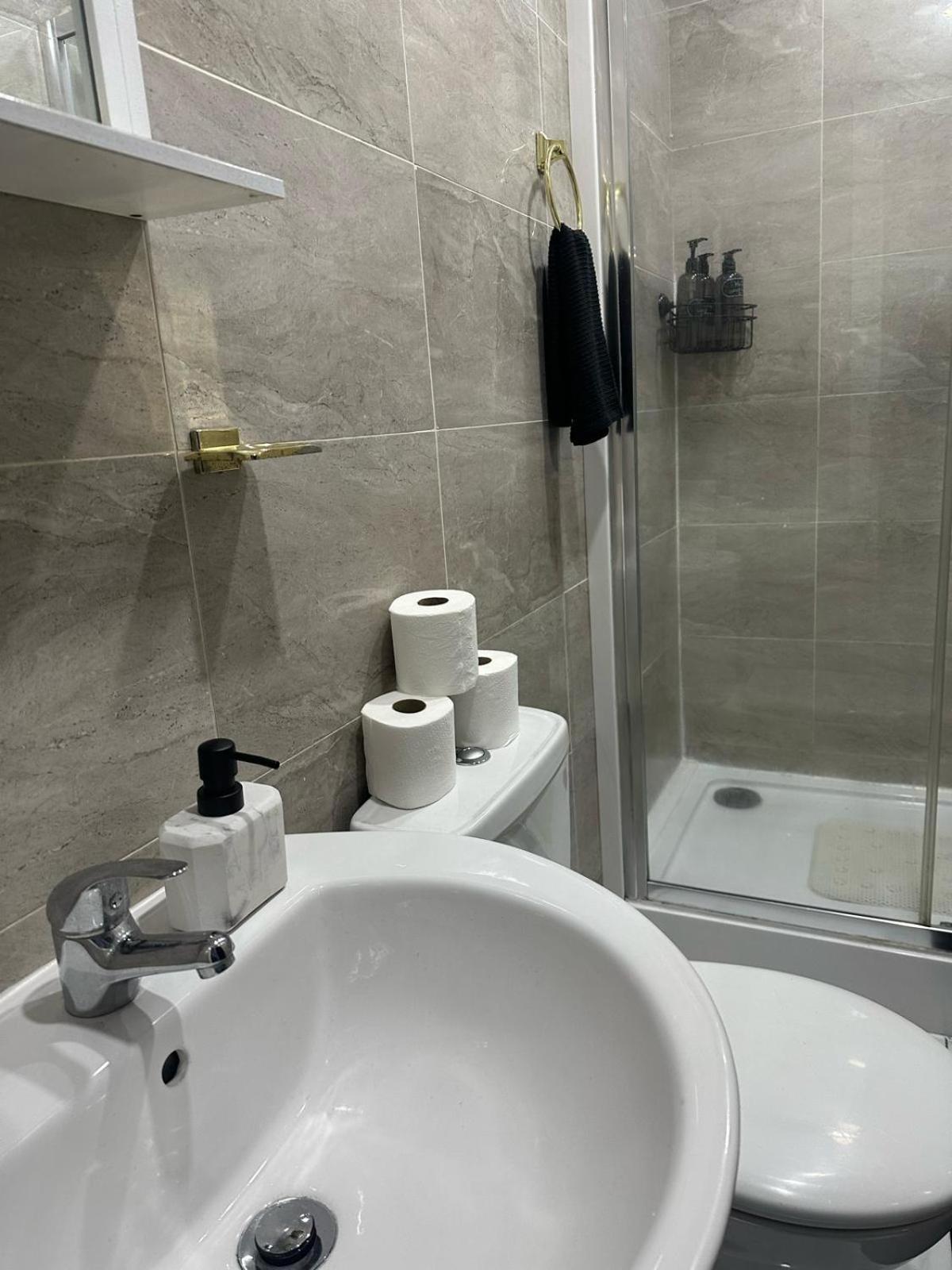 2 Bedroom Flat With Hot Tub Cardiff Bagian luar foto