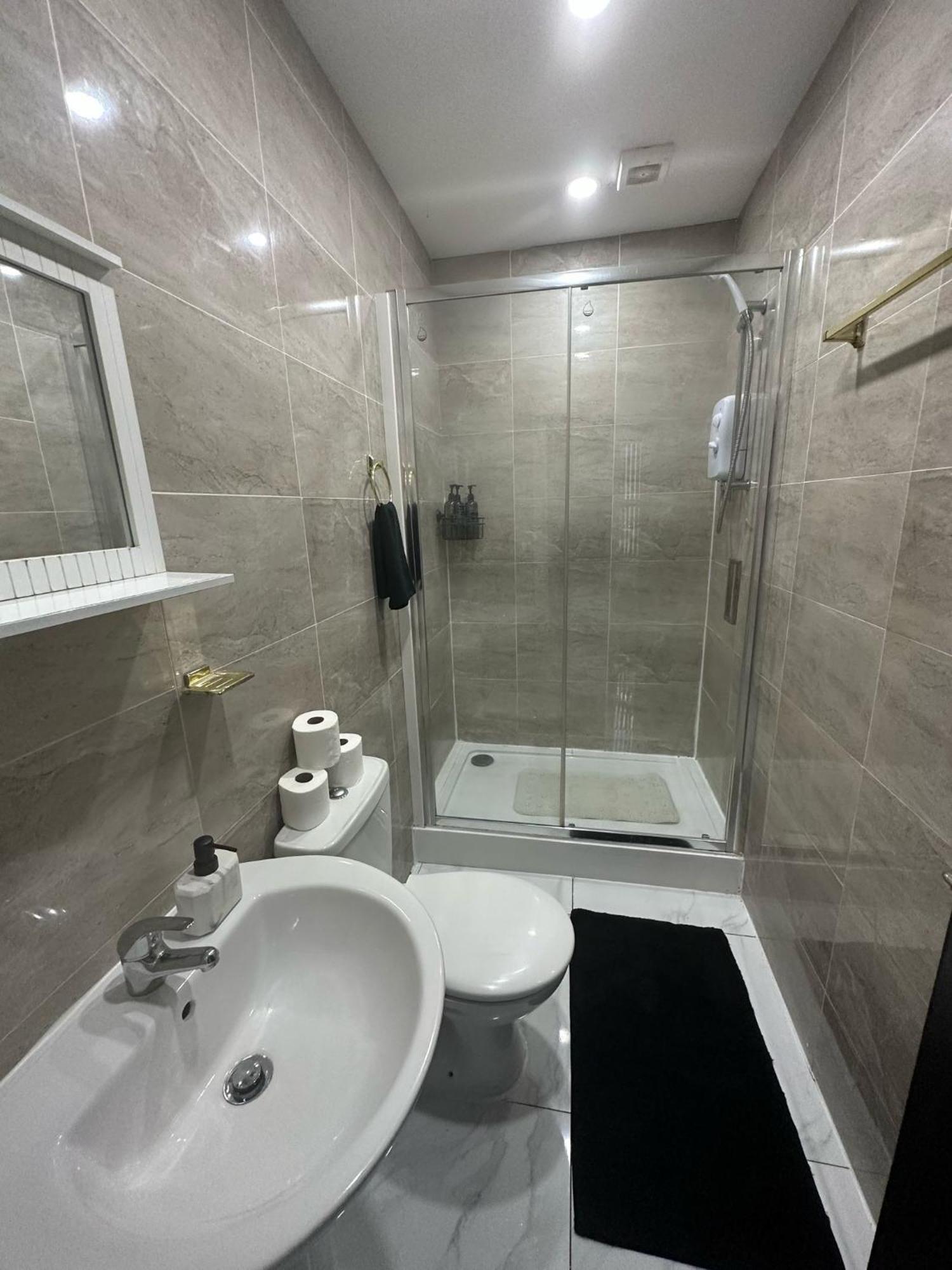 2 Bedroom Flat With Hot Tub Cardiff Bagian luar foto