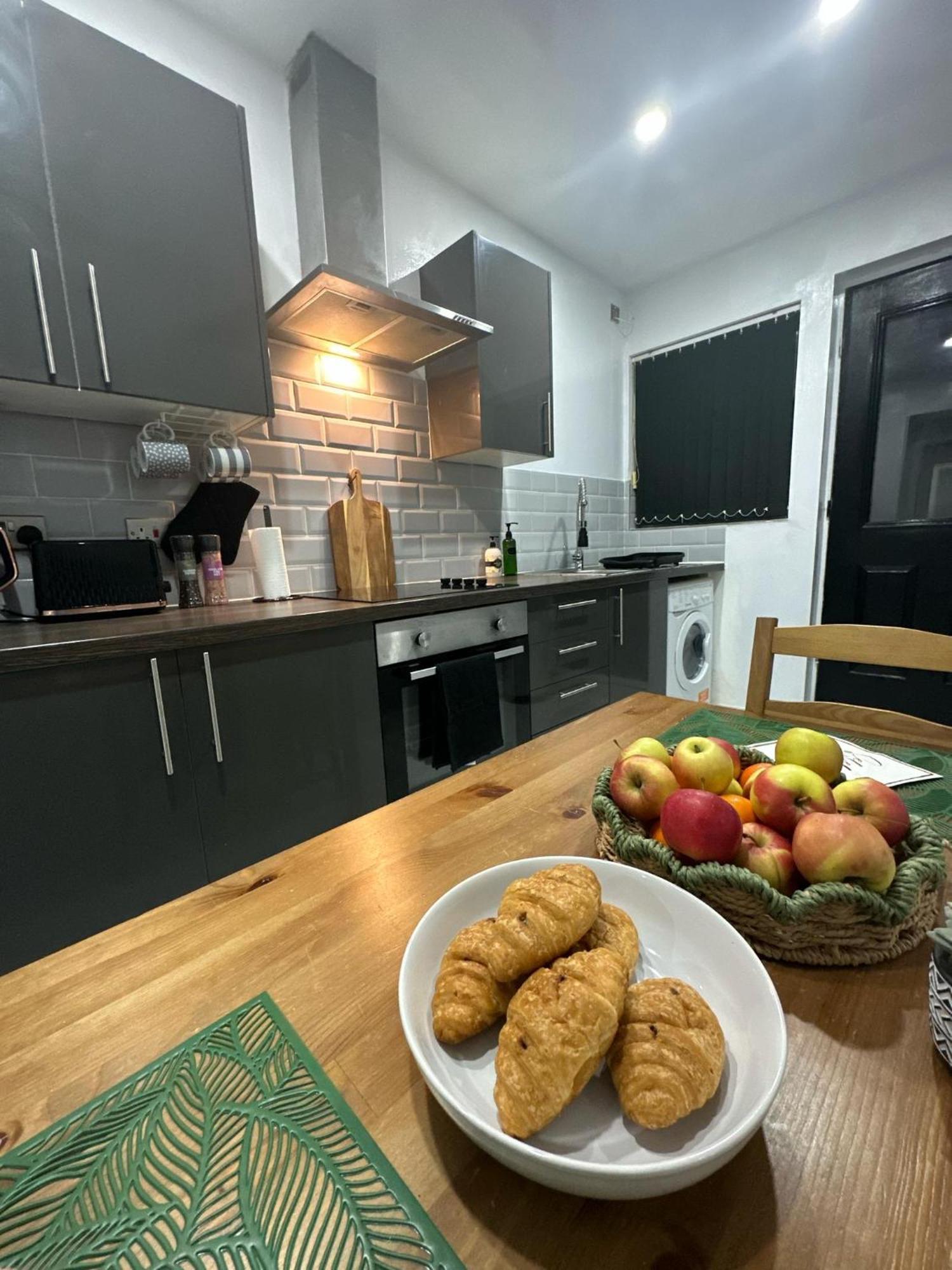 2 Bedroom Flat With Hot Tub Cardiff Bagian luar foto