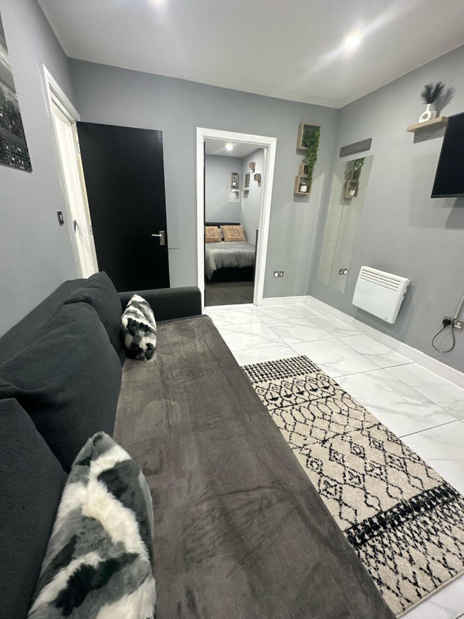 2 Bedroom Flat With Hot Tub Cardiff Bagian luar foto
