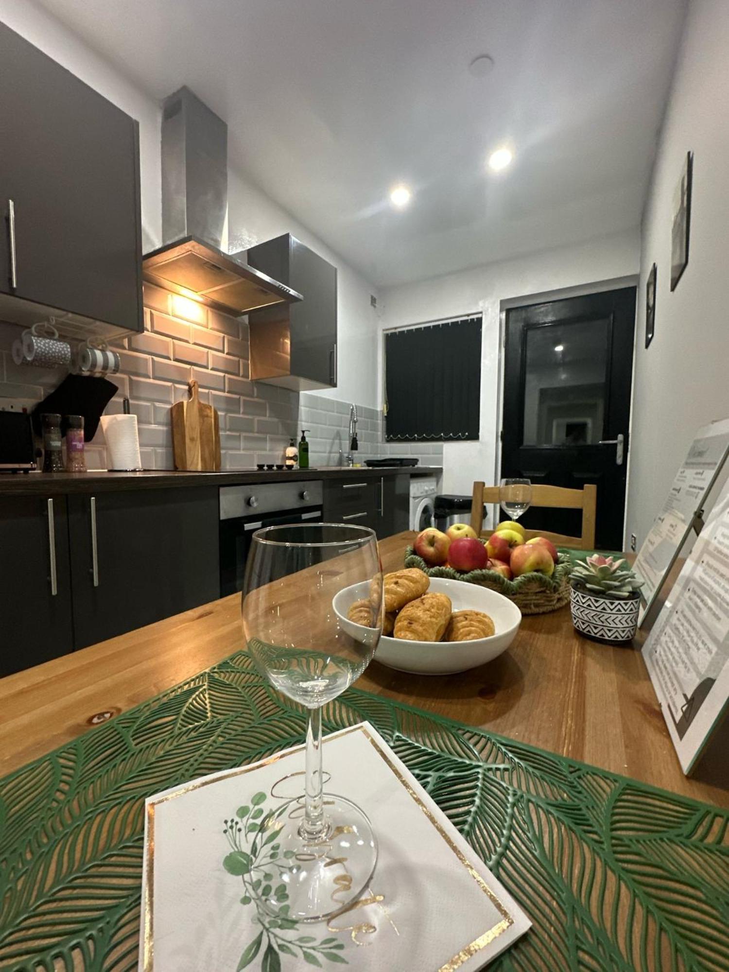 2 Bedroom Flat With Hot Tub Cardiff Bagian luar foto