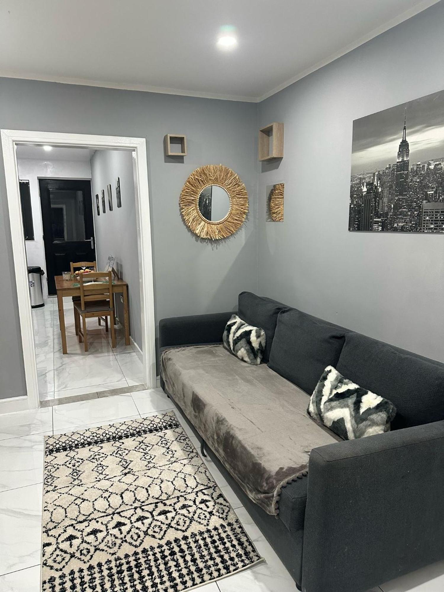 2 Bedroom Flat With Hot Tub Cardiff Bagian luar foto