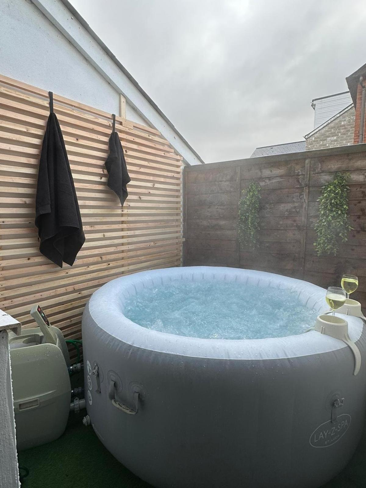 2 Bedroom Flat With Hot Tub Cardiff Bagian luar foto